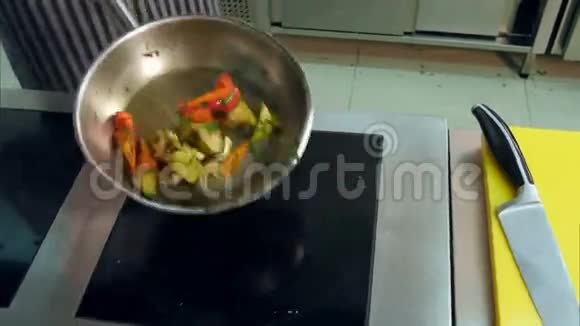 厨师手在锅里菜视频的预览图