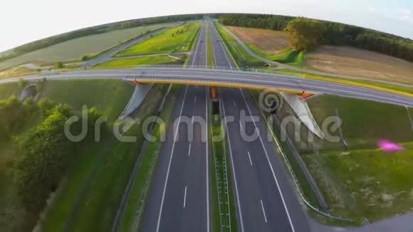 从空中俯瞰现代高速公路高速公路视频的预览图