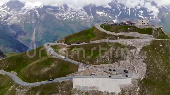 阿尔卑斯山山峰公路交通视频的预览图