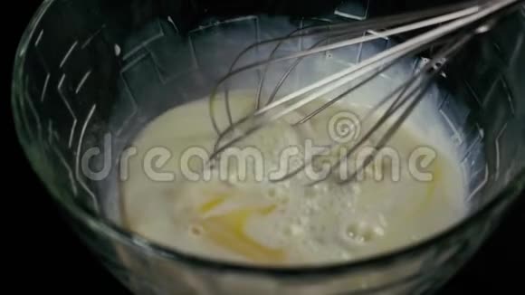 慢动作在一碗蛋奶混合物里打视频的预览图