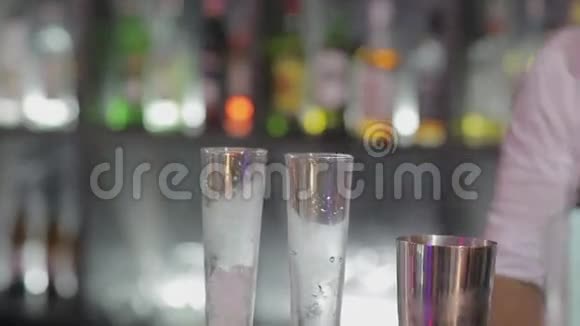 酒保把冰放在眼镜里视频的预览图