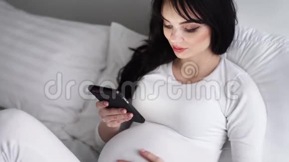 使用移动电话的孕妇视频的预览图