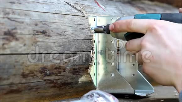 组装木架搭建房屋俄罗斯工人用螺丝刀将螺丝放入预钻孔中视频的预览图
