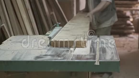 木工车间木工机械上木木板的特写木工采用平面视频的预览图