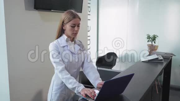 在诊所里的肖像公正工作者视频的预览图