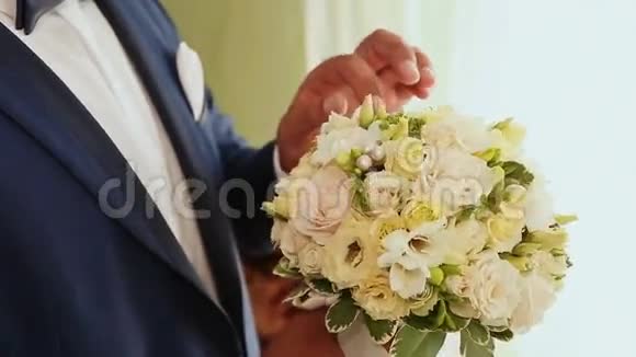 新郎触摸婚礼花束视频的预览图