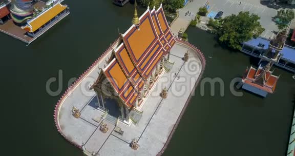 泰国佛寺环水鸟瞰视频的预览图