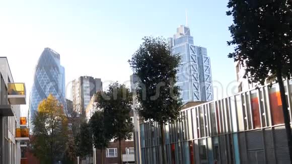 伦敦市中心摩天大楼背景下的小巷视频的预览图