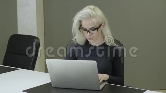 漂亮的金发美女在办公室工作视频的预览图