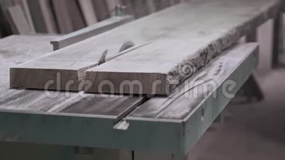 木工车间木工机械上木木板的特写木工采用平面视频的预览图