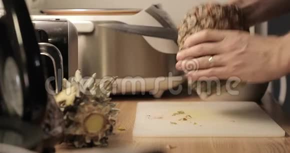 菠萝切割特写视频的预览图