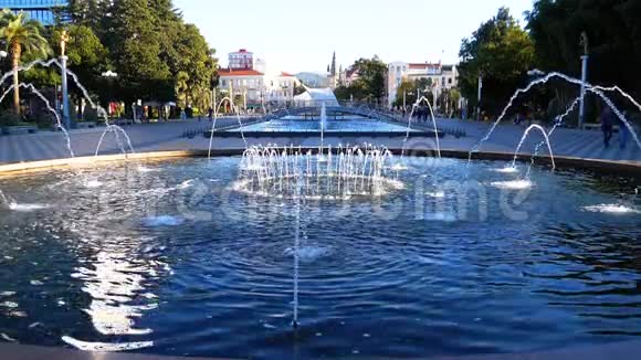 音乐喷泉在公园的巴统佐治亚州慢动作视频的预览图