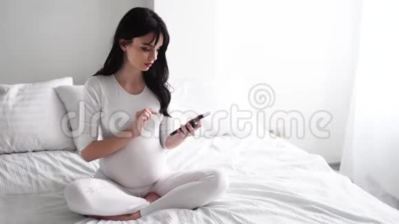 使用移动电话的孕妇视频的预览图