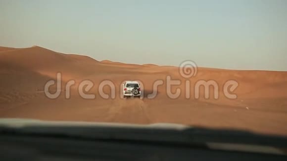 沙漠野炊越野车穿越阿拉伯沙丘从车上看到8视频的预览图