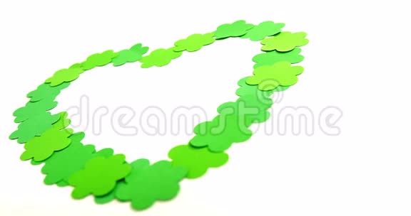 为圣帕特里克制作的绿色三叶草的心形图案视频的预览图