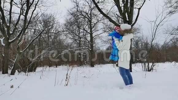 在冬季公园玩耍的妇女和儿童视频的预览图
