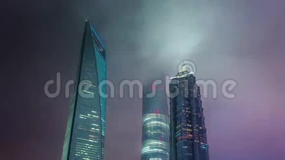 夜晚上海市中心摩天大楼屋顶全景4k中国时间流逝视频的预览图