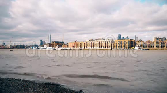 时光流逝泰晤士河的堤岸视频的预览图