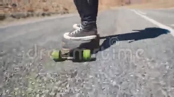 人滑板快速上路人做长板下坡和骑得快视频的预览图