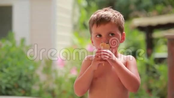 吃冰淇淋的男孩视频的预览图