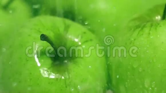 在绿色的苹果上浇上水超级慢动作特写小娃娃镜头视频的预览图