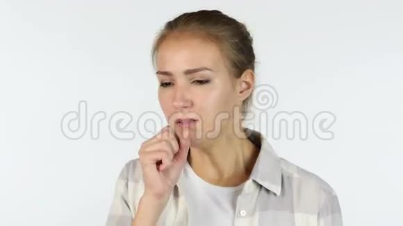 咳嗽肺部感染病女肖像白色背景视频的预览图