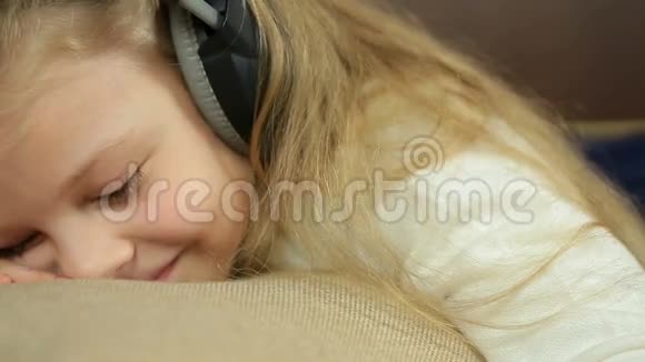 睡在枕头上的小女孩视频的预览图