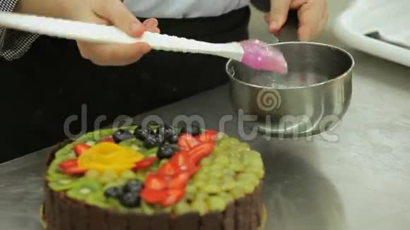 面包师做巧克力蛋糕硅胶刷润滑果冻饼视频的预览图