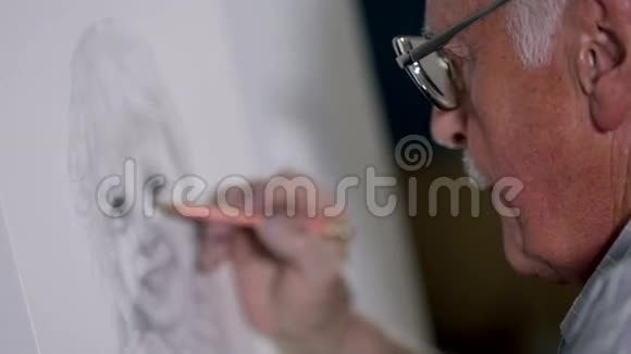 当老人用铅笔画一个女孩时他表现出很大的天赋视频的预览图