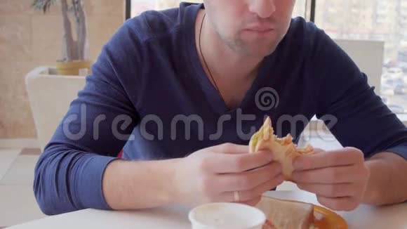 年轻人吃三明治在餐馆吃早餐视频的预览图