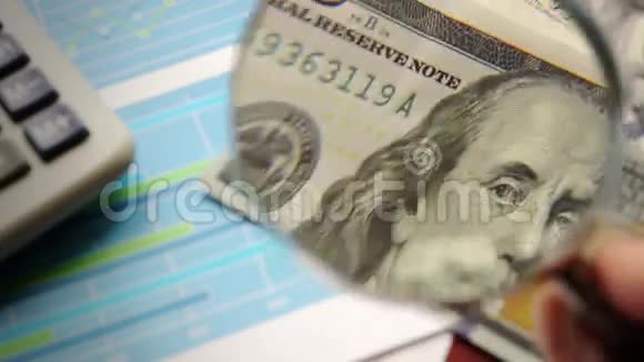 美元钞票是用放大镜观看的视频的预览图