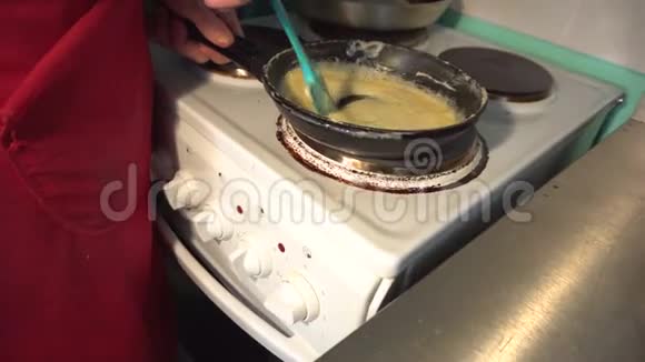 厨房厨师在煎锅中加入炼乳视频的预览图