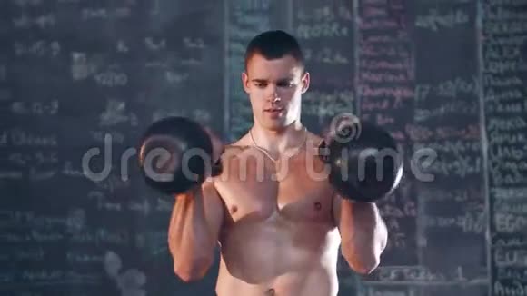 健身房里的举重运动员视频的预览图