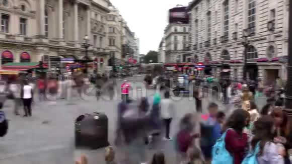 伦敦时光流逝皮卡迪利广场通过走人行道人们和汽车沿着道路行驶视频的预览图