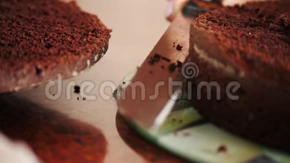 女人手工切割海绵蛋糕烹饪蛋糕特写视频的预览图