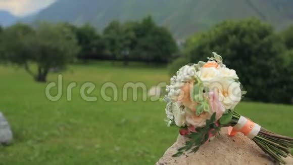 婚礼花束背景的风景如画的山视频的预览图