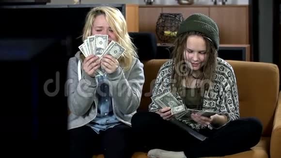 十几岁的孩子拿着钞票数一数视频的预览图