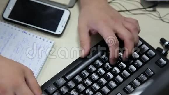 人在键盘上输入文字视频的预览图