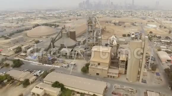 在迪拜郊区有工厂仓库机库的鸟瞰工业区视频的预览图