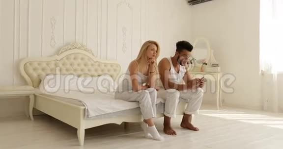 年轻夫妇关系问题冲突坐在床上争吵不开心混在一起男人女人消极情绪视频的预览图