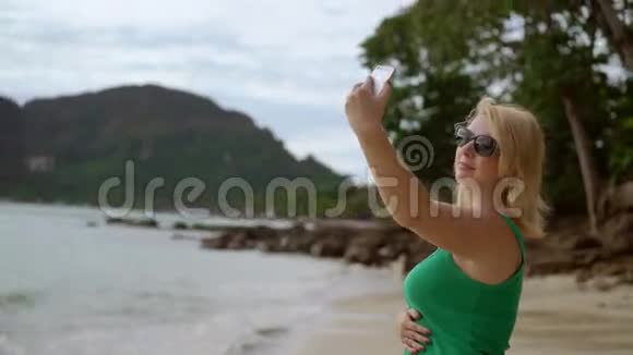 住在海滩上自拍的女人视频的预览图