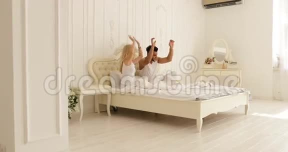 情侣坐床跳舞混搭男人女人一起玩卧室视频的预览图