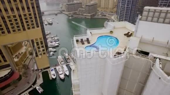 阿联酋迪拜一座摩天大楼屋顶上的水池鸟瞰图视频的预览图