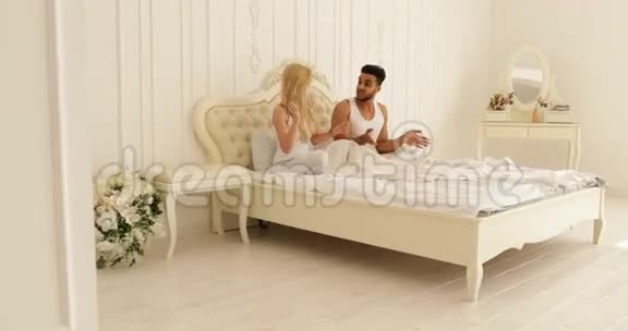情侣坐床跳舞混搭男人女人一起玩卧室视频的预览图