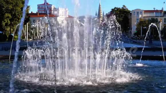 音乐喷泉在公园的巴统佐治亚州慢动作视频的预览图