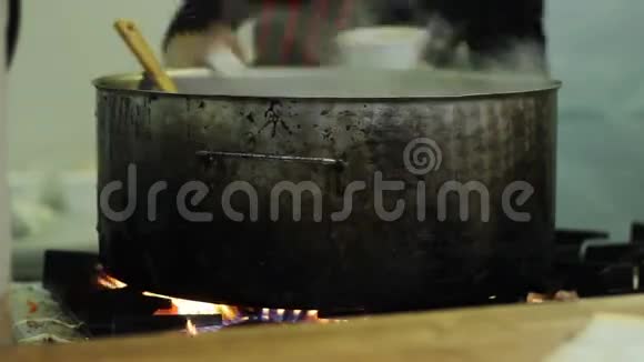 在大锅里做饭视频的预览图