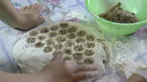 在家包饺子在家包饺子用馄饨的特殊形式视频的预览图