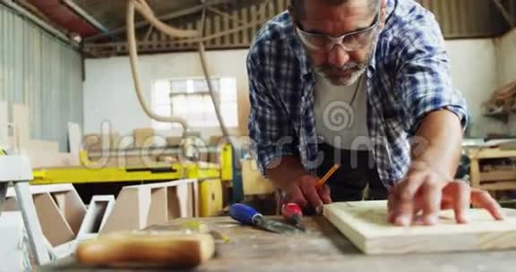 工作时面对木匠专注的视野视频的预览图