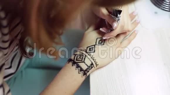 女人手上的海娜纹身视频的预览图