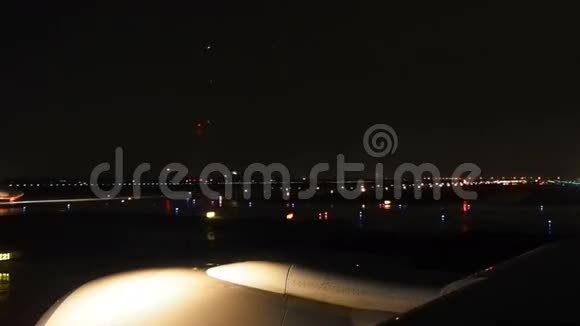 雨中苏瓦那布米机场的夜间时间视频的预览图